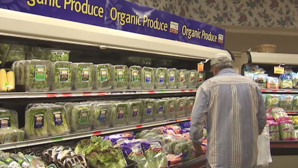FILE – A man looks at organic produce in a grocery store. (Photo: KOMO News via Consumer Reports)