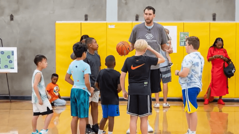 Former NBA center Spencer Hawes teaches Seattle youth science of basketball (Courtesy of Climate Pledge Arena){&nbsp;}